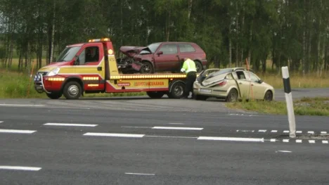 En person fördes till sjukhus efter kollisionen.