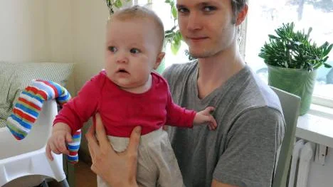 Fredrick Skoglund är ensam pappa med dottern Emelia. Efter barnledigheten väntar jobb i gruvan, men problemet är att det inte finns "Nattis" i Gällivare.