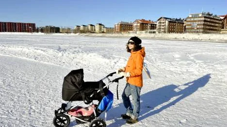 Maria Sundqvist och dottern Fanny Engman tar en promenad på isen. Naturen runt staden är en av kommunens konkurrensfördelar enligt den nya varumärkesstrategin.FOTO: KURT ENGSTRÖM