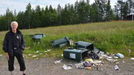 Urban Sundbom framför sopberget som vräkts ut framför Gruvbergsstugan i den vackra omgivningen<_Bildtext Fotobyline>.                  FOTO: Lena Leffler</_Bildtext Fotobyline>