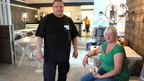 Thomas Farelind och sambon Lena Kullebjörk är redo att ta emot gäster i restuarangen i Masugnsbyn i dag.