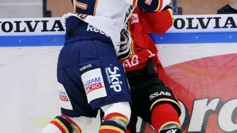 Här tackar Ölvestad Mattias Persson som tvingas lämna matchen.