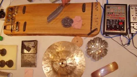 Flexichorden är ett gitarrliknande instrument.