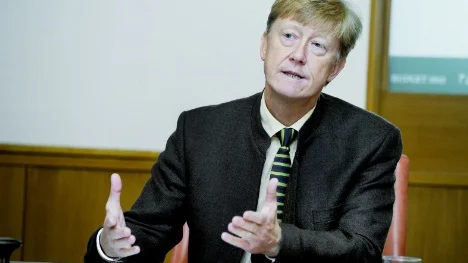 Miljöminister Anders Carlgren presenterar regeringens budget.