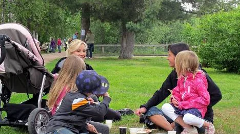 Fika i gröngräset under Sommarjippot. "Men inte är det någon värme", tyckte mammorna Ann-Helen Norman och Veronica Nes med barnen Sanna, Elwira, Emil och Clara.FOTO: John Filipsson