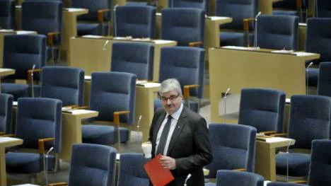 Håkan Juholt (S) tydliggjorde att det finns ett alternativ till regeringens politik. Men det märks att S-ledaren är både ledsen och stukad.
