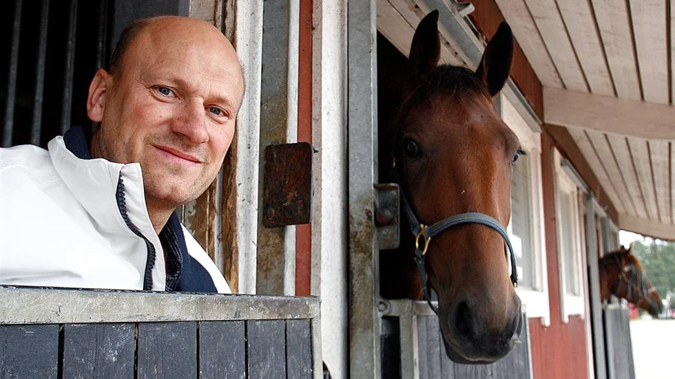 För 27 år sedan sålde Jan Hellstedt sin motorcykel och sadlade om till riktiga hästkrafter. Det ångrar han inte i dag.  Här är han med sin stjärna Poison Composites lillebror, Quando Composite.BILD: TORD OLSSON Jan Hellstedt