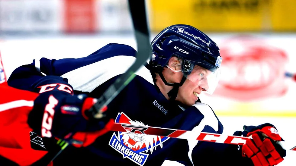 Spelsugen. Efter nästan två veckors uppehåll nystartar LHC i SHL i kväll. Mot Växjö. Anton Karlsson fortsätter i samma backpar som Gustav Forsling. ”Det är som en 		process att hitta rätt tillsammans. Nu känner vi oss trygga med varandra. Han får briljera med sin offensiv, så får jag visa att jag kan vara en stabil kugge därute”, säger Karlsson.