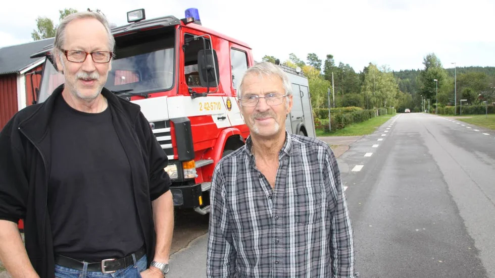 Kvar efter 65. Lars Andersson (t v)  och Conny Carlsson är det gärna men de vill kunna göra nytta. De kräver att få ha kvar brandbilen.
