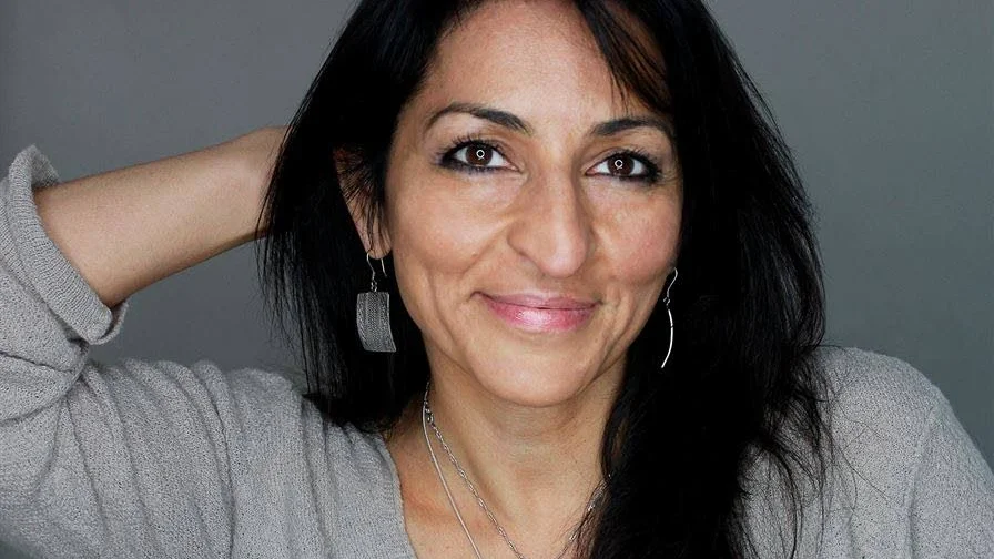 Författaren. Susan Abulhawa föddes i Kuwait 1970 av palestinska föräldrar på flykt från Israel efter sexdagarskriget 1967 och är numera bosatt i USA.