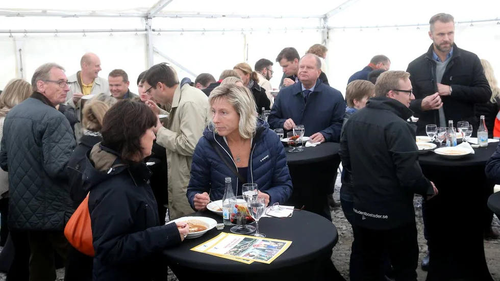 Mat och mingel i väntan på första spadtaget.