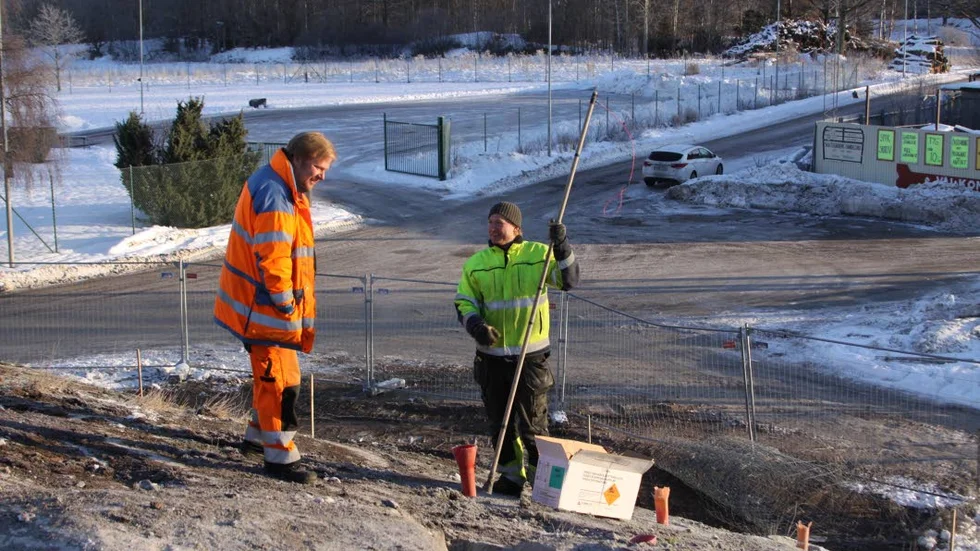 Laddat möte. Mattias Lindvall, Befab, pratar jobb med bergssprängare Johan Almquist.