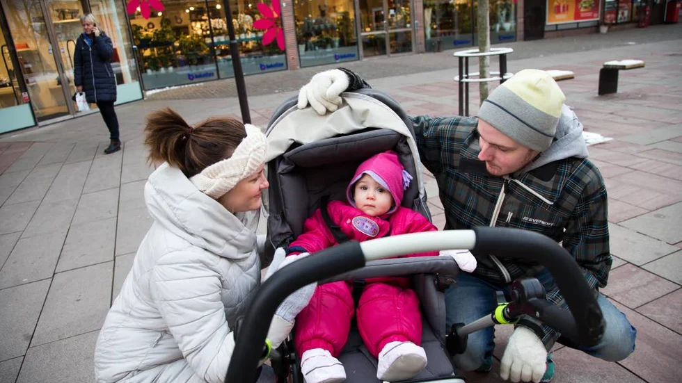 Tjockjacka. Vanessa Wikström och Magnus Weijmar från Linköping är ute på stan och går med Alissa. "Det är bara att slänga på sig det tjockaste man har när det är kallt", säger Vanessa.
