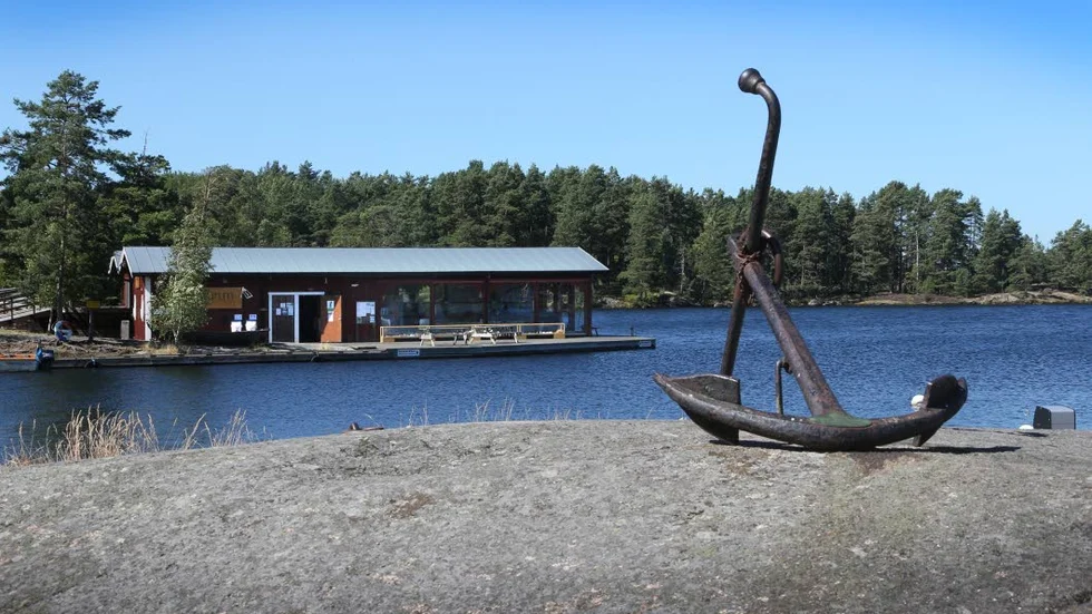 Fara för naturen. - Glas som kastas i naturen kan skapa skogsbränder och skada både människor och djur, säger Jörgen Dahlin på naturum Sommen.