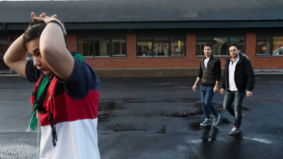 Reza Mirzayi har bara gått ett år i skolan, och är lyrisk över att gå i en skola där han inte blir slagen. I bakgrunden Sadeq Mousavi och elevstödjaren Payam Nemati.