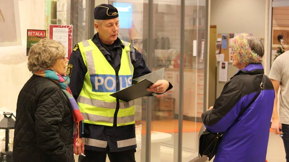 Inger Hermelin och Karin Andersson vill prata om slarviga cyklister med kommunpolisen Tomas Norin i Mjölby köpcenter.