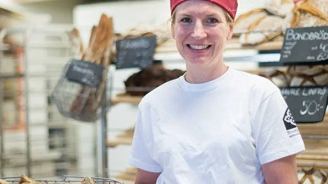 Karin Lorin i kafét på gården.