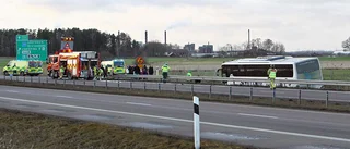 Buss i diket på E4
