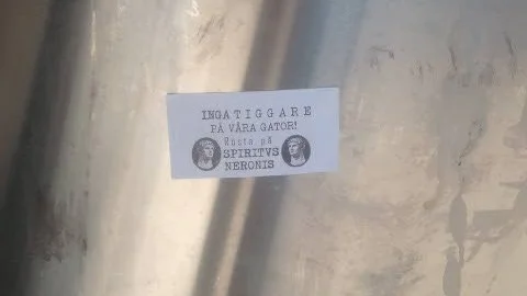 Spiritvs Neronis klisterlappar med antitiggarbudskap är välspridda på Linköpings papperskorgar.