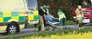Bil voltade ut på åker