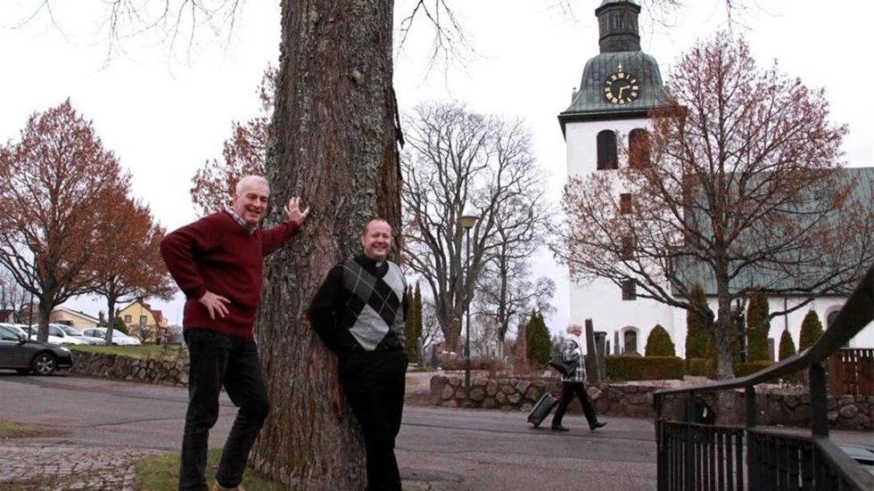 Bernt Palmqvist, kyrkonämnden, och kyrkoherde Magnus Svensson tror på Kinda pastorats kommande satsning: kyrkan ska driva  begravningsbyrå. "Alla ska kunna vända sig till kyrkans begravningsbyrå, oavsett religiös uppfattning", berättar Bernt.