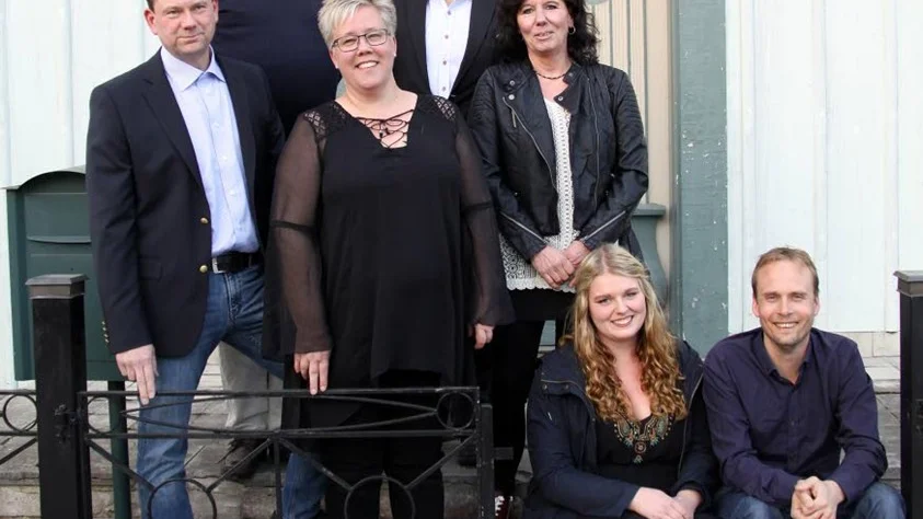 Hyllade företagare. Fr v Henrik Karlsson, Edward Almgren, Susanne Karlsson och Eva Edgar samt sittande Lina Edgar och Andreas Holm.
