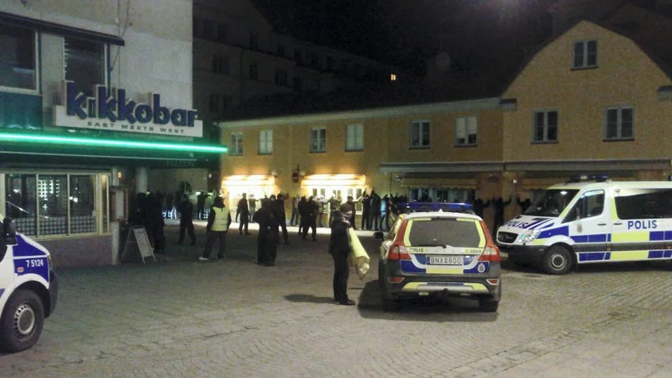 Polisingripande. Efter knivattacken i Skäggetorp flyttade gängbråket in till centrala Linköping.