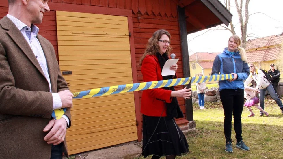 Invigning. Länsrådet Kristina Zetterström klippte. Jonas Siverholm och Sofia Fälth höll det blågula bandet.