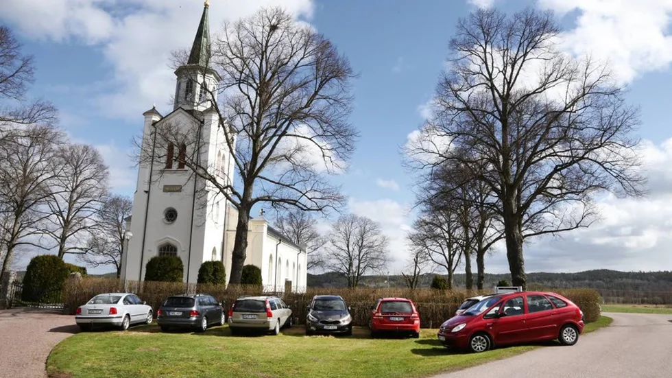 Strålande sol. Söndagen bjöd på ostadigt väder på många håll, men över Hägerstads kyrka lyste solen.