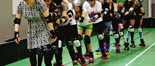 Girlpower och tuffa tacklingar på rullskridskor