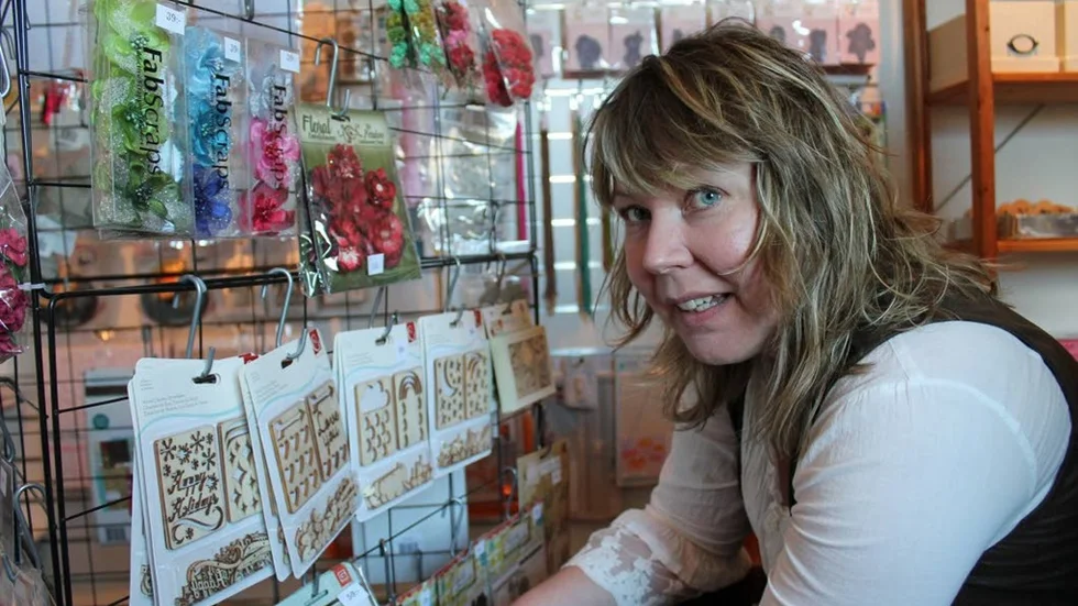 Lotta Notstrand sa upp sig från sin tjänst som lärare och satsade på sin hobby - scrapbooking. Hennes nätbutik Moa pyssel finns nu även i fysisk form. I Mantorp.
