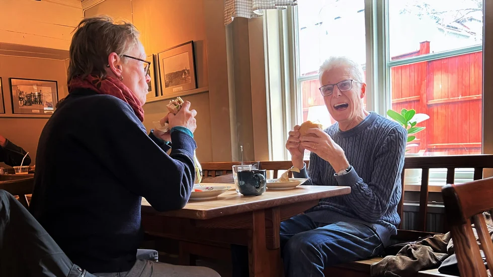 Anna-Karin Wilner och Åke Hjelm passade på att fika.