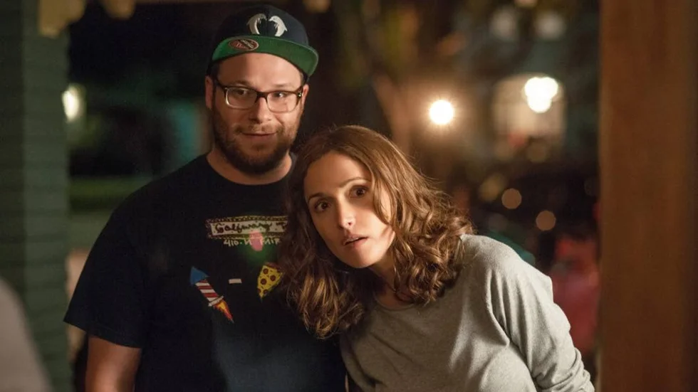 Seth Rogen och Rose Byrne spelar småbarnsföräldrarna som får en studentförening som grannar. Trots att de störs av allt oväsen finns något lockande i det unga, oansvariga festandet.