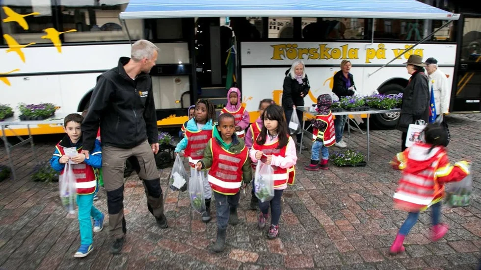 Blommigt uppdrag. Förskolebarnen var ivriga att ge bort sina blompåsar.