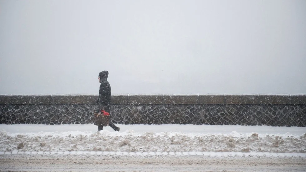STOCKHOLM 20121205
Snö på Katarinavägen i Stockholm. Ett kraftigt snöfall över Stockholmsregionen har orsakt stora problem i trafiken.
Foto: Jessica Gow / SCANPIX / Kod 10070