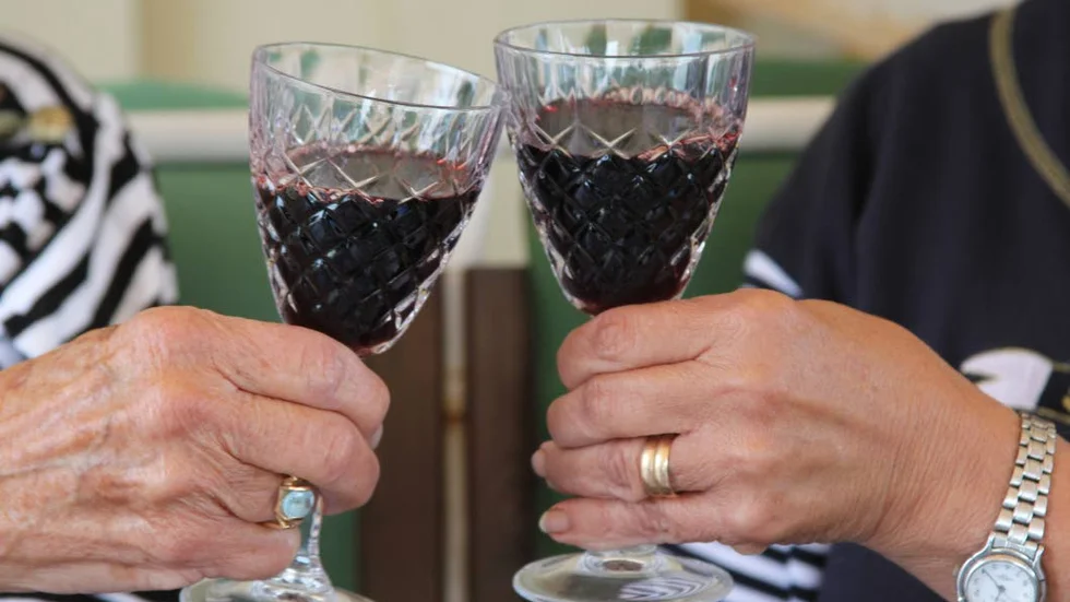 "Skål på dig, syrran!" Dagarna i Redinge avslutar systrarna alltid med ett glas vin på verandan.