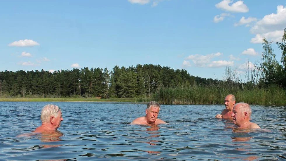 Svalkande. Sommartid blir det förstås bad i Skogssjön efter bastun. Under värmebölja kan det bli fler än ett dopp per gång för Inge Spong, Anders Gustavsson, Bengt Karlsson och Åke Karlsson.