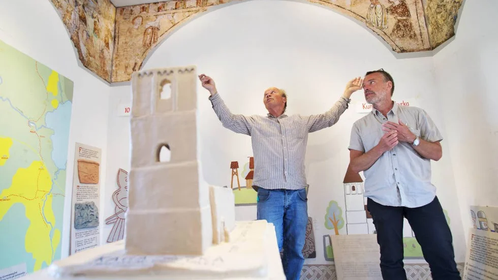 Kontrastrikt. Pål Rydberg och Staffan Gustavsson visar fotografierna av Kagas väggmålningar. Vid 900 års ålder har de bleknat något.
– Vi har dragit upp kontrasten så mycket vi bara vågar, säger Pål Rydberg.
