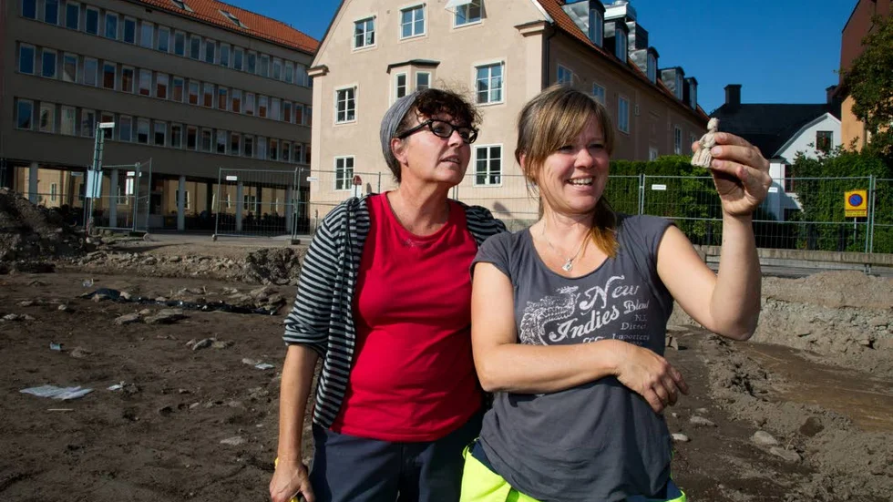 Glada arkeologer. Karin Lindeblad tittar förtjust på den kvinnofigur som Katarina Sköld hittat i kvarteret Eddan.