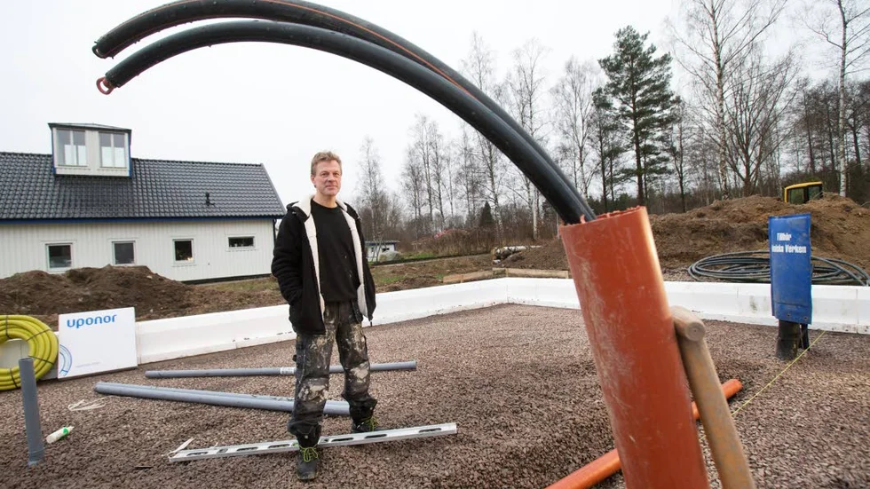 I startgropen. Jan Grop bygger nytt på Morkullevägen i Borensberg. I bakgrunden hans nuvarande hus, med torn som fungerar som lusthus.