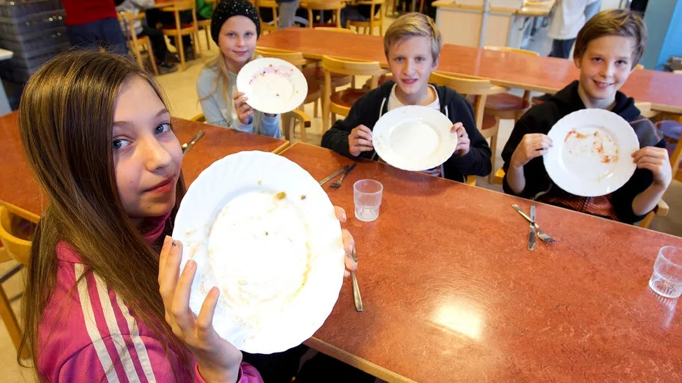 Renslickade tallrikar. Frida Kallblad, Amalia Kumlien, Albin Ljungemyr och Jakob Zetterholm i elevrådet gillar att matsvinnet minskar på Vidingsjöskolan. Nu utmanar de  eleverna på Vist skola.