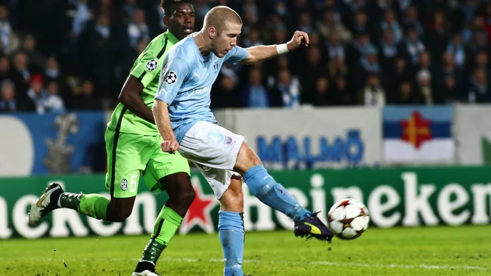 Anton Tinnerholm mot Juves Paul Pogba.