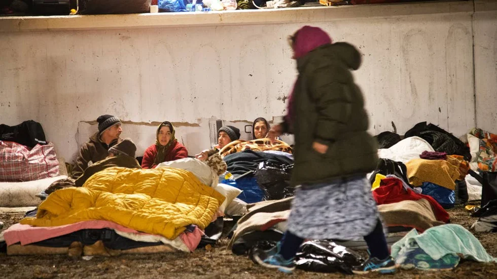 Värmande omtanke. Vänliga Linköpingsbor har kommit med madrasser och täcken till EU-migranterna under bron.