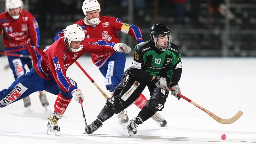Daniel Strömvall och hans lagkompisar i Derby dominerade matchen mot Åtvidaberg och vann rättvist med 2-0.