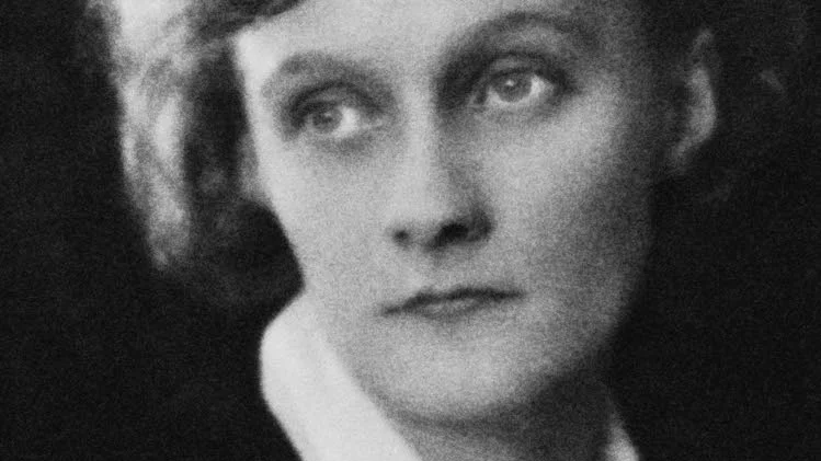 Historia.  Astrid Lindgrens (1907-2002) liv är en resa genom 1900-talet. SVT-serien "Astrid" blir en studie i både kvinnohistoria och hennes författarskap.
