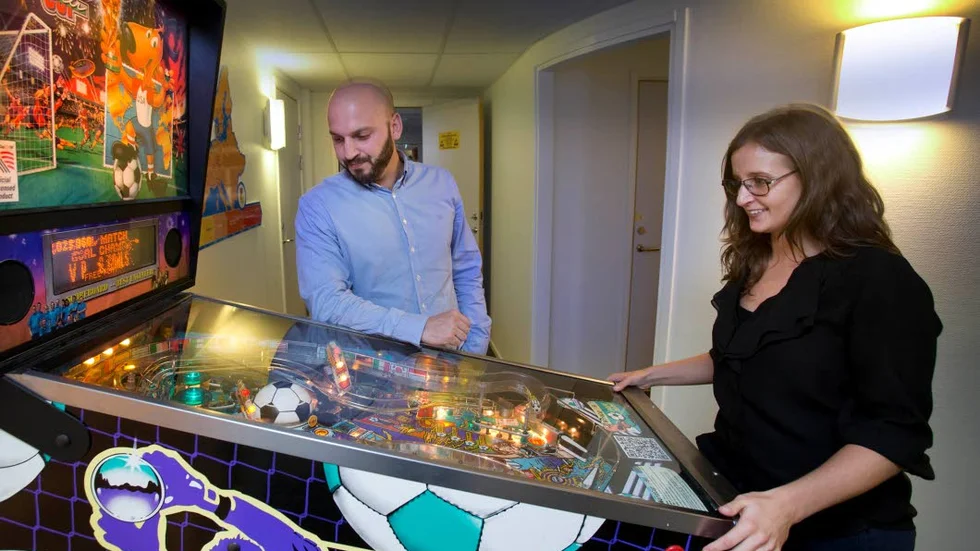 Lockbetet. Alla älskar flipper. Det påstår i alla fall Sandra Bolin, HR ansvarig och Stavros Constantinou, avdelningschef på Alten i Mjärdevi.