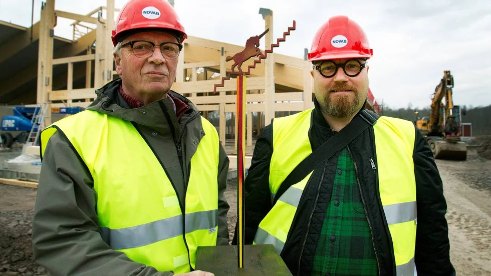 Kent Karlssons skulptur "Enhörning hemma hos Sisyfos" ska bli uppåt sex meter hög i färdigt skick. Till höger Thomas Edetun.