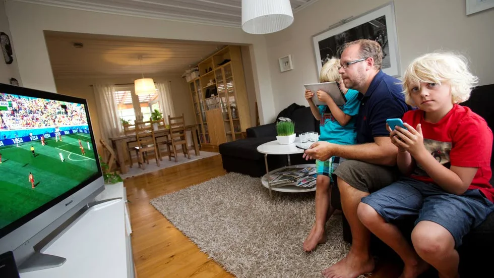 Uppslukade. En mix av tv och smartphones tar familjen Fornander del av fotbolls-VM.