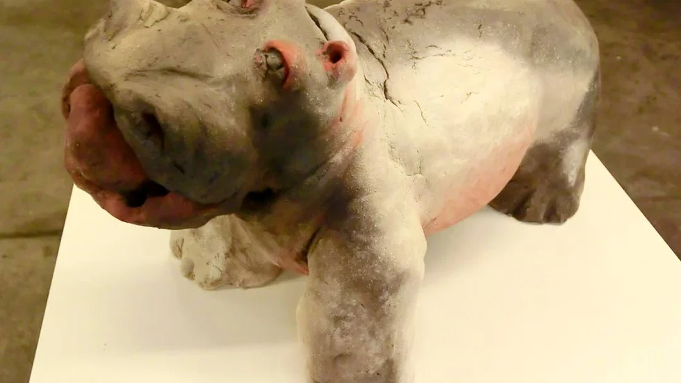Hippopotamus, stengodsskulptur av Inga Hillgren.