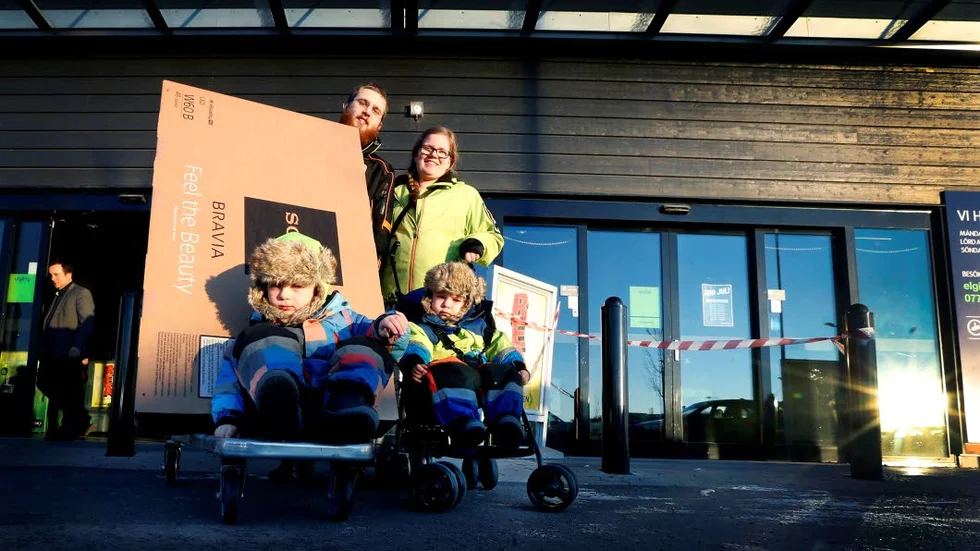 Tjock-tv:n ska ut. Cornelia Lundqvist tillsammans Jesper Fredriksson och barnen Elliot (till vänster) och Oliver.